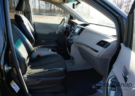 2012 Toyota Sienna Se 8 Passenger z USA, uszkodzony, nr VIN 5TDXK3DC2CS261310